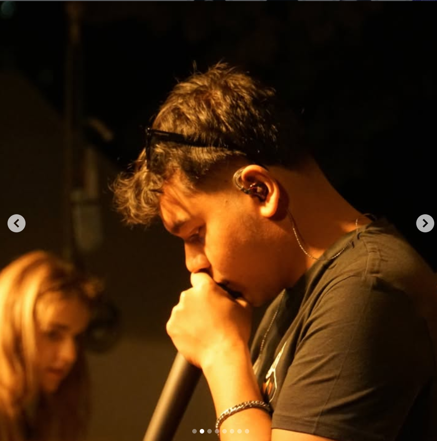 DJ Pnda au micro pendant une performance live