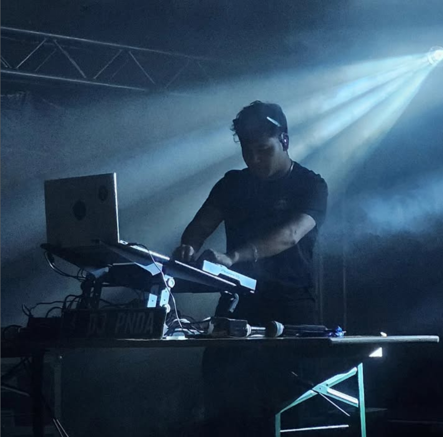DJ Pnda aux platines dans une ambiance bleue