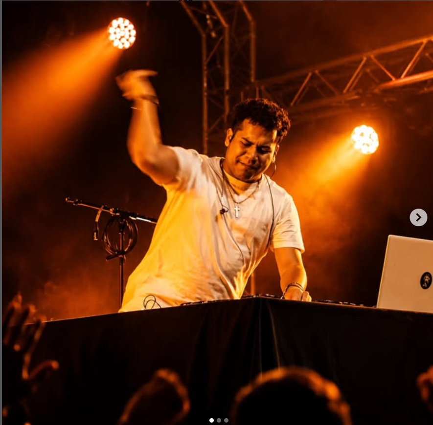 DJ Pnda faisant lever le public pendant un set